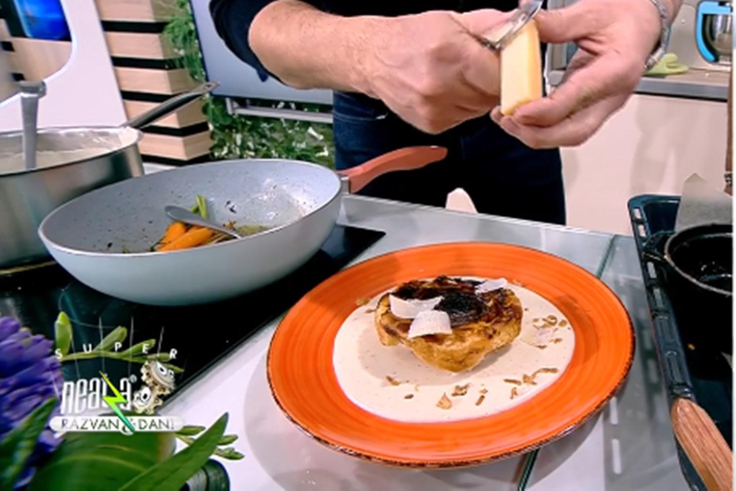 Rețetă de ceapă confiată în aluat foietaj cu sos de parmezan, preparată de Chef Nicolai Tand 
