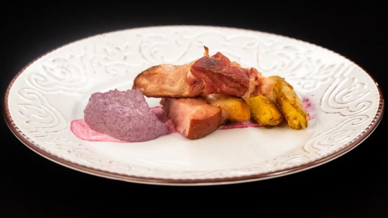 Ciolan de porc afumat cu piure de varză călită și baby cartofi copți