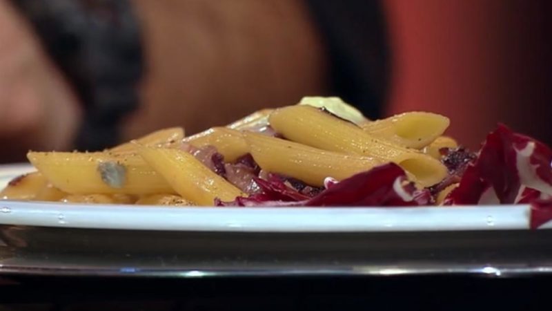 Rețetă italiană de paste cu radicchio și bacon, în sos de gorgonzola