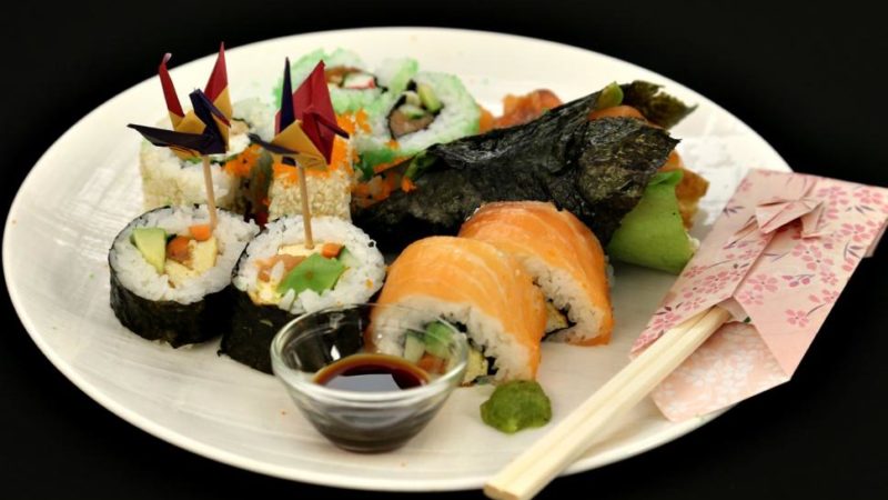 Rețetă tradițională de sushi preparat în diverse moduri