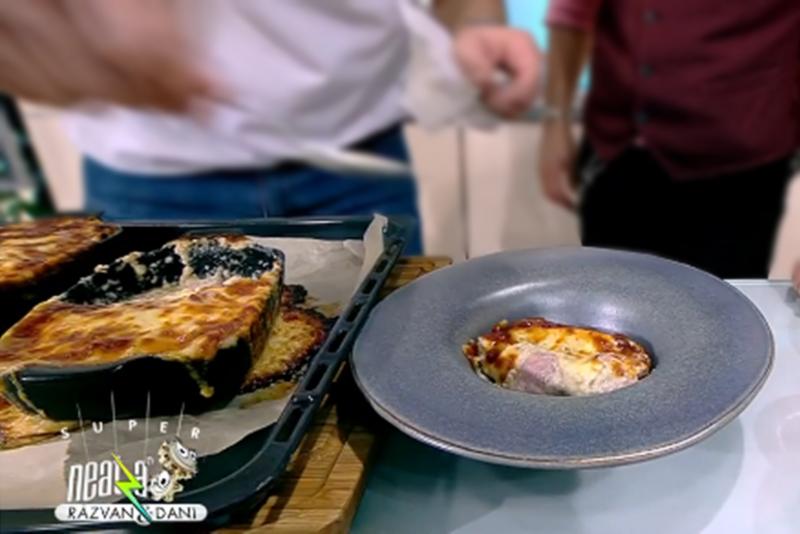 Rețetă de rulouri din andive cu șuncă, gratinate cu sos bechamel și parmezan