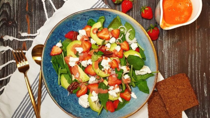 Salată de verdețuri și căpșune. Rețetă de la Adi Hădean