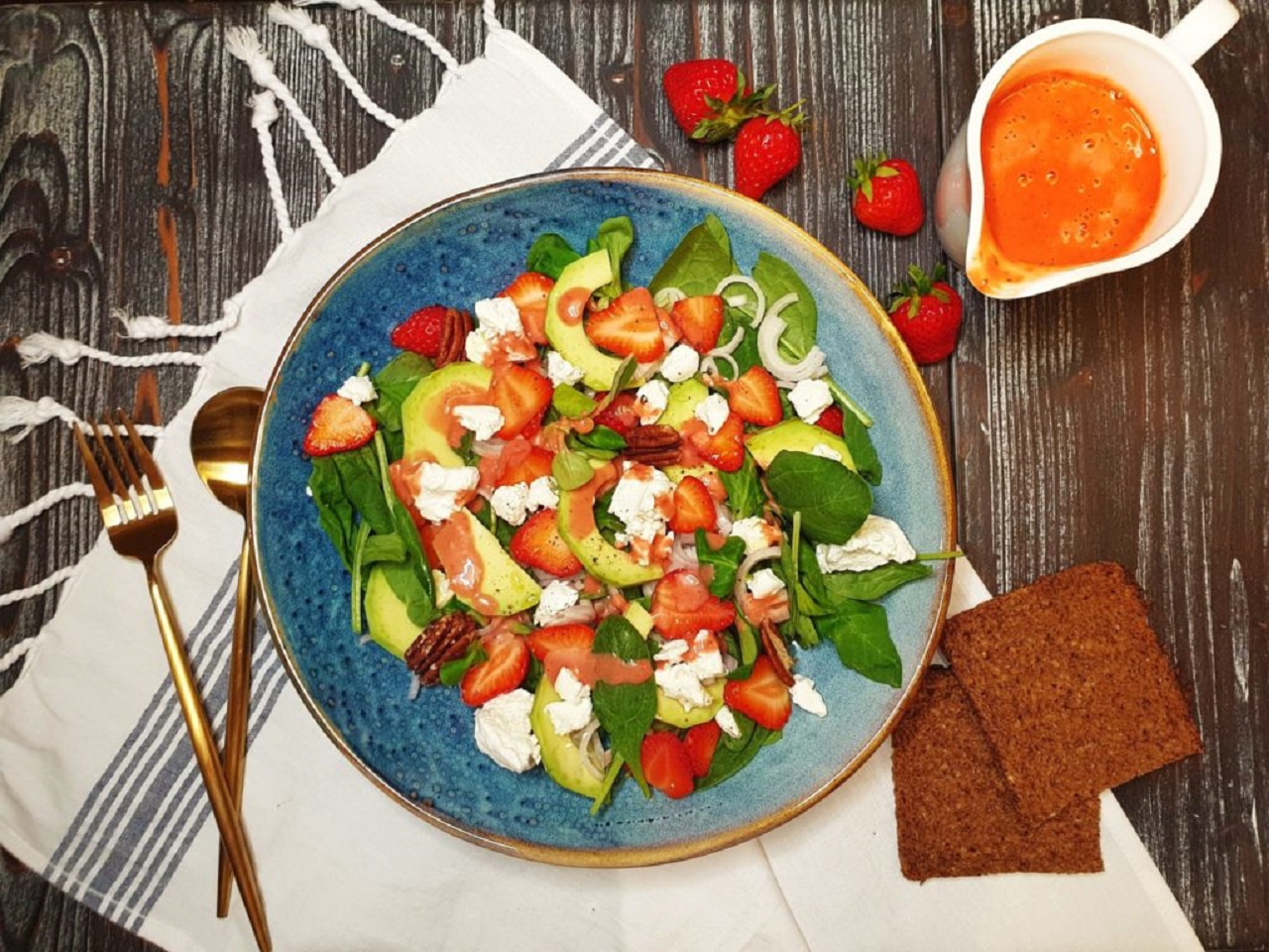 Salată de verdețuri și căpșune. Rețetă de la Adi Hădean