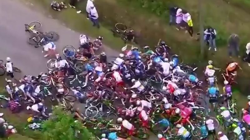 Femeie căutată de Poliție după ce a provocat un carambol al bicicliștilor la Turul Franței. 50 de cicliști doborâți, 21 de răniți