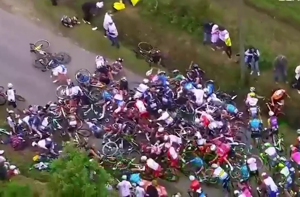 Femeia care a provocat rănirea a zeci de cicliști la Turul Franței a fost căutată și de internauți