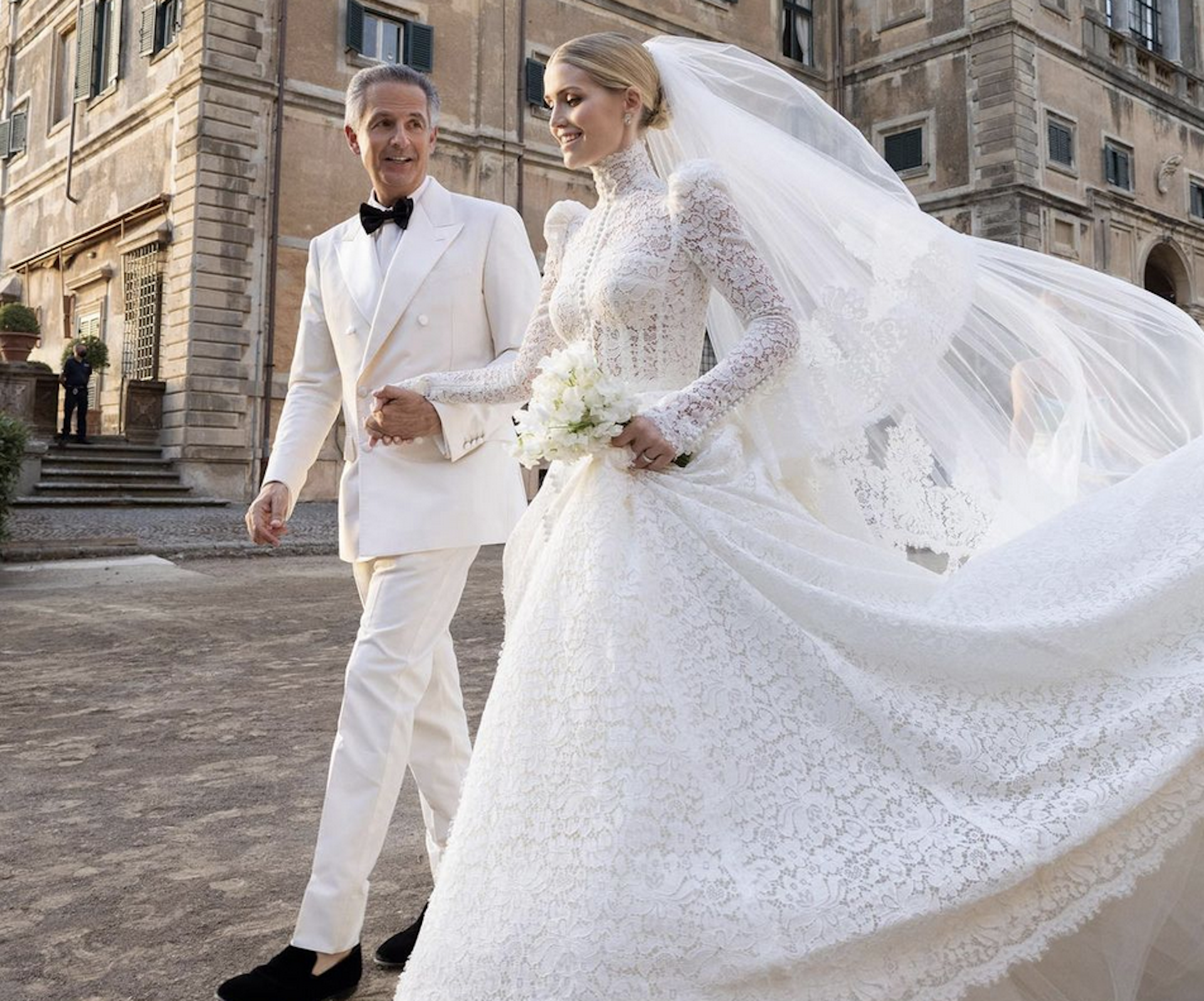 Nepoata prințesei Diana, Lady Kitty Spencer, a schimbat 5 rochii de mireasă la nuntă