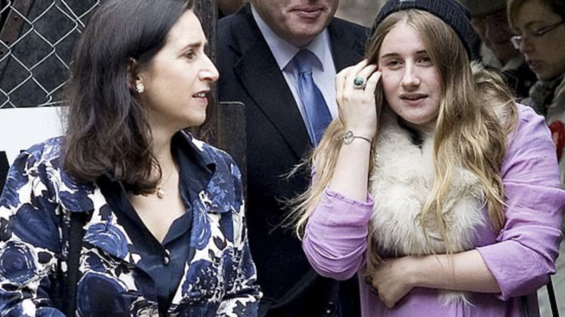 Fiica premierului Boris Johnson e model de succes, chiar dacă are zeci de kilograme în plus