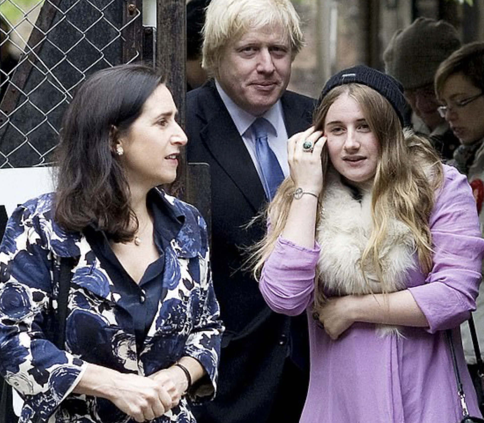 Fiica premierului Boris Johnson e model de succes, chiar dacă are zeci de kilograme în plus