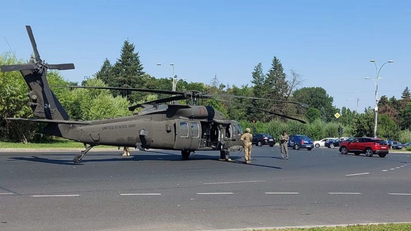 UPDATE. Eveniment unic în București. Un elicopter american a pierdut brusc din altitudine și a rupt doi stâlpi de curent