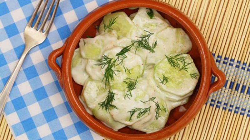 Salată de castraveți cu mujdei de usturoi și mărar. Cea mai simplă salată de vară