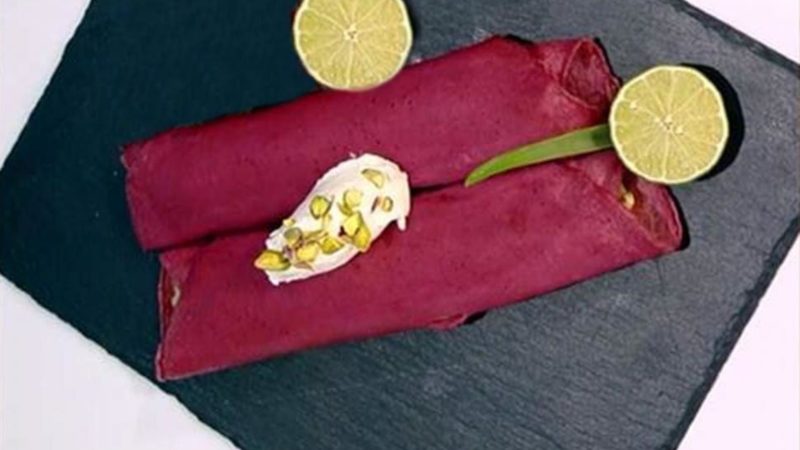 Clătite cu sfeclă roșie și umplutură de guacamole