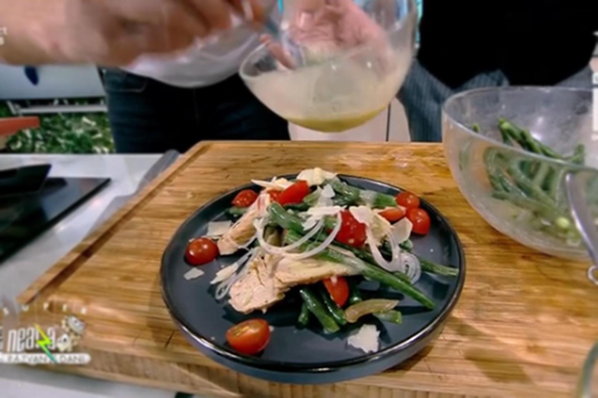Salată din piept de curcan cu păstăi de fasole verde, preparată de Chef Nicolai Tand