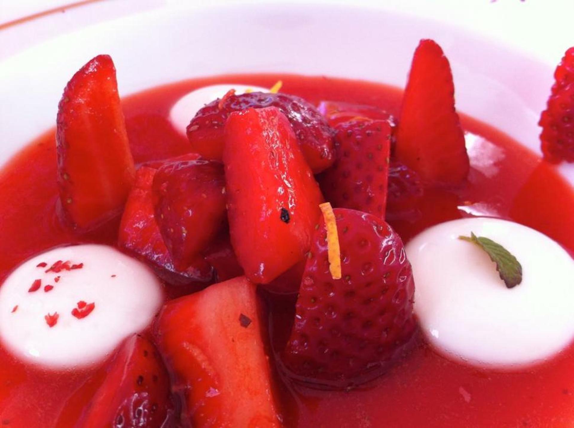 Chef Sorin Bontea recomandă: Supă-cremă rece de căpșuni cu piper roșu