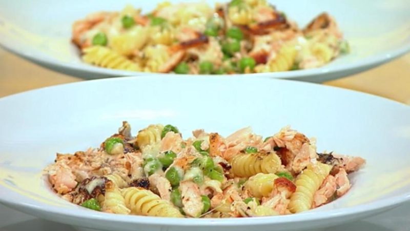 Fusilli cu somon și mazăre