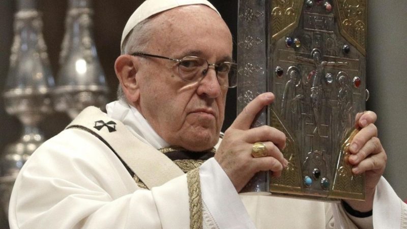 Vaticanul se roagă în genunchi. Ce se întâmplă cu Papa Francisc