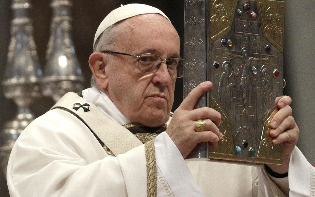 Vaticanul se roagă în genunchi. Ce se întâmplă cu Papa Francisc