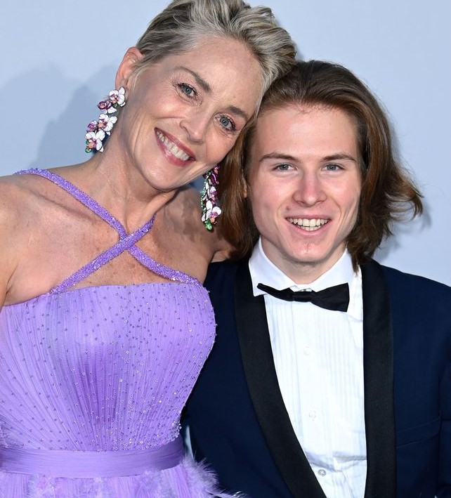 Sharon Stone, mamă a trei băieți înfiați. Pe cel mare l-a prezentat publicului la Cannes