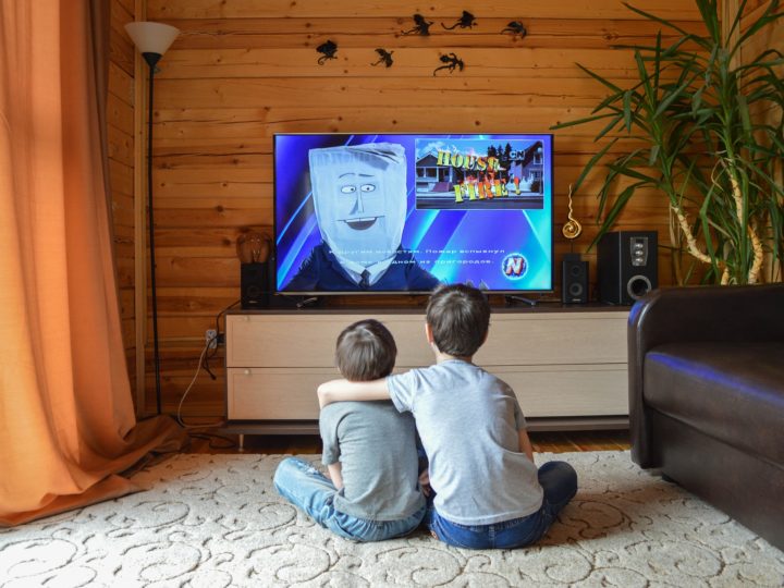 Părinții pierd controlul. Copiii învață mai degrabă de la desene animate