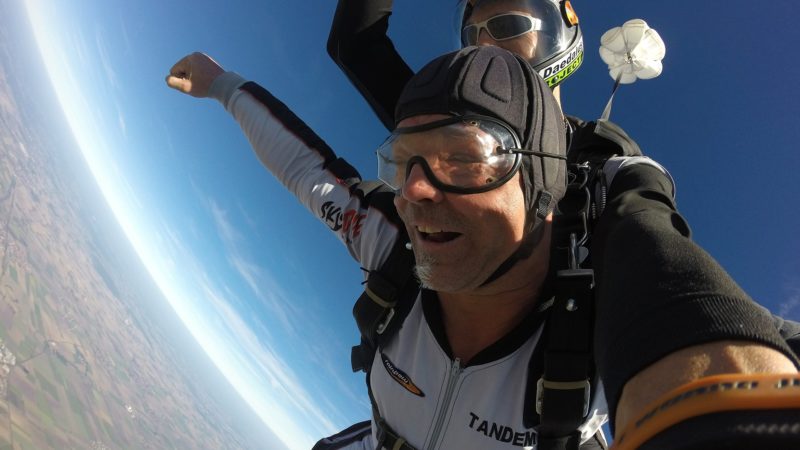 Un parașutist care a căzut în gol de la 4.500 m a supraviețuit și povestește