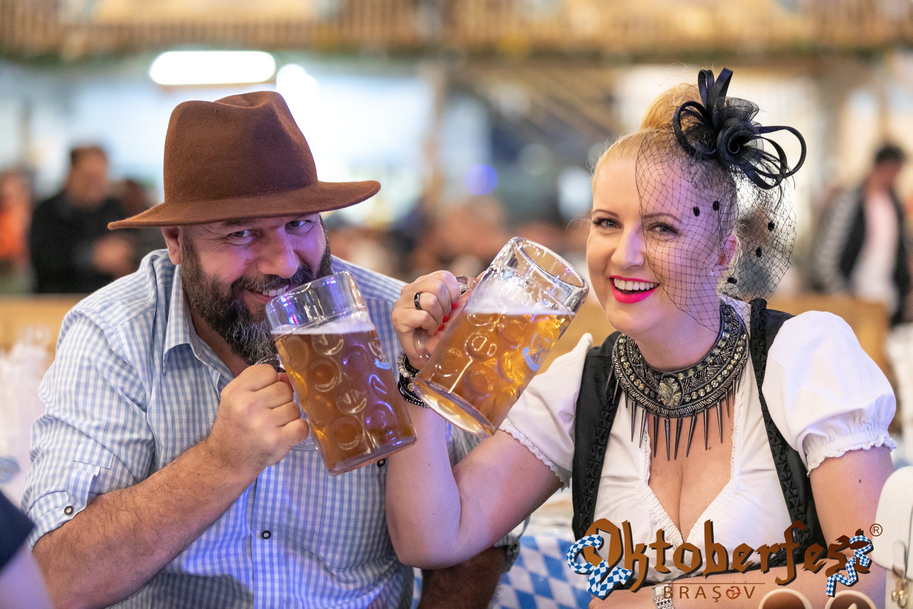 Românii schimbă data la Oktoberfest. Distracția cu bere începe la Brașov