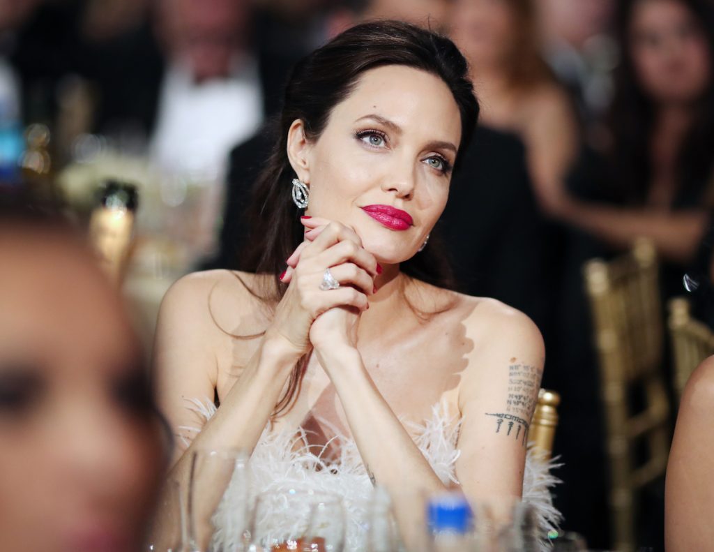 Angelina Jolie, la plimbare cu fiica. Shiloh pare mai mult fată decât băiat, cum vroia să fie