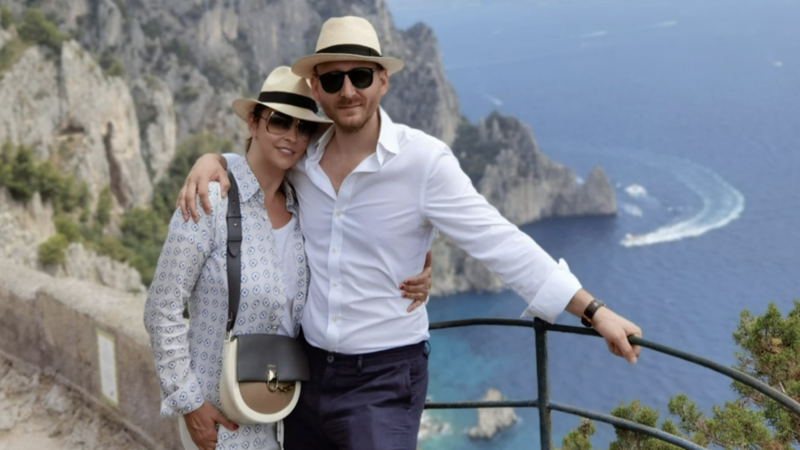 Andreea Marin în Capri: „Plimbările în papuci, umbrite doar de flori parcă rupte din rai”