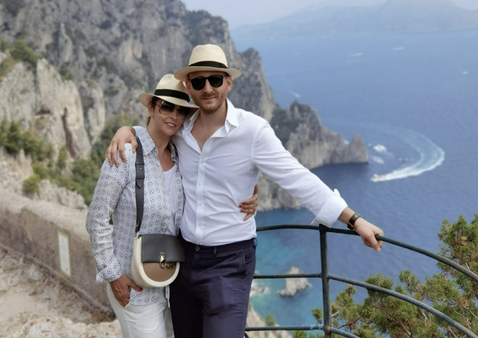Andreea Marin în Capri: „Plimbările în papuci, umbrite doar de flori parcă rupte din rai”