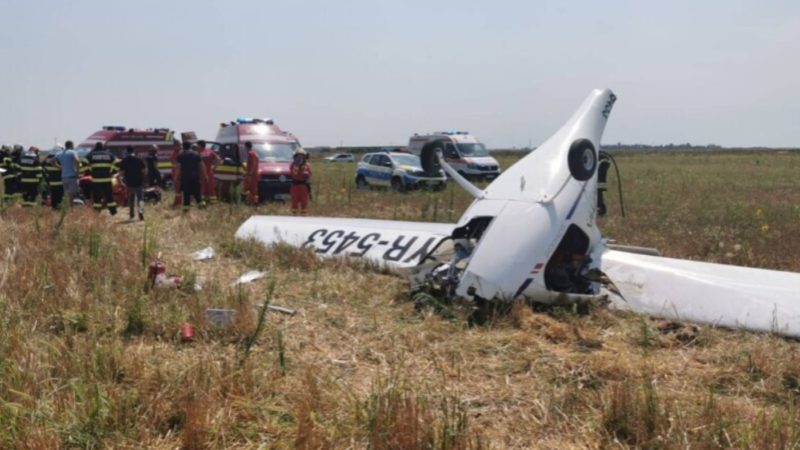 Locuitorii din Chitila sunt șocați. Un avion s-a prăbușit. Două persoane sunt rănite