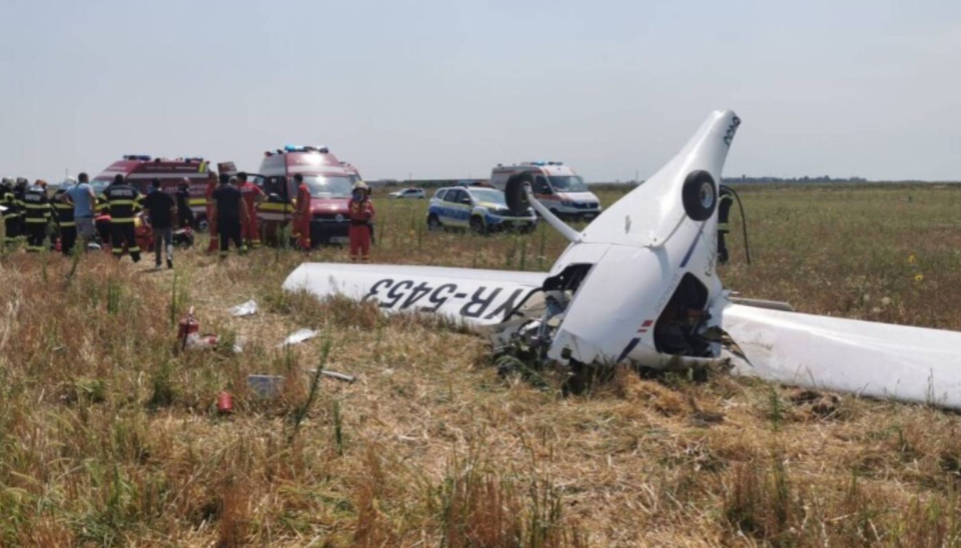 Locuitorii din Chitila sunt șocați. Un avion s-a prăbușit. Două persoane sunt rănite