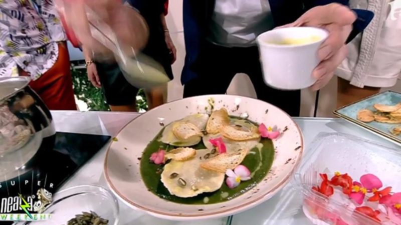 Supă cremă de verdețuri cu ravioli și crutoane