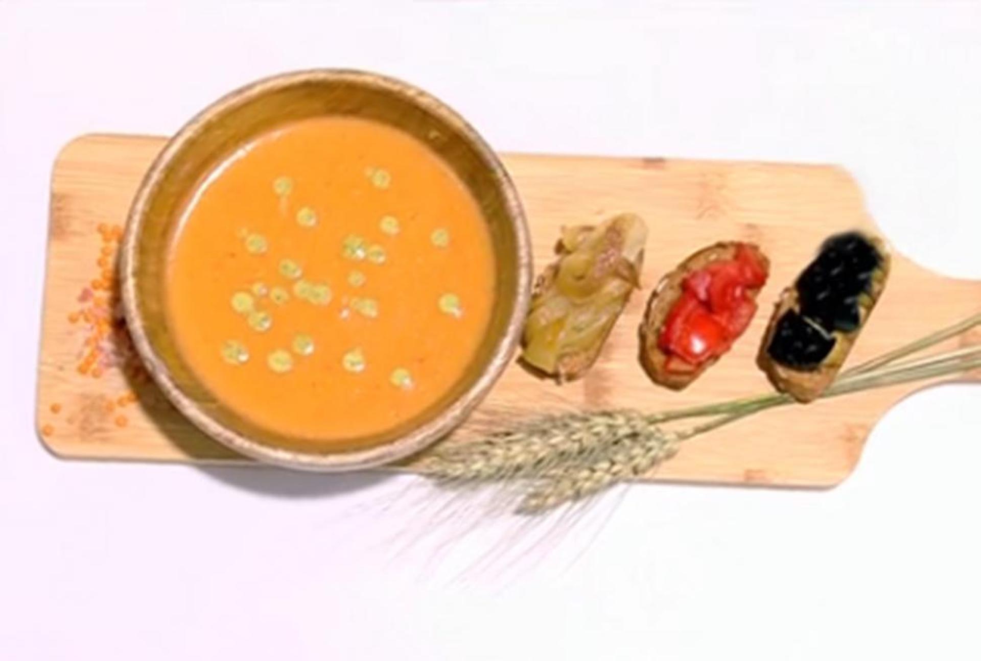 Supă cremă de linte cu sos de mentă și bruschete cu legume
