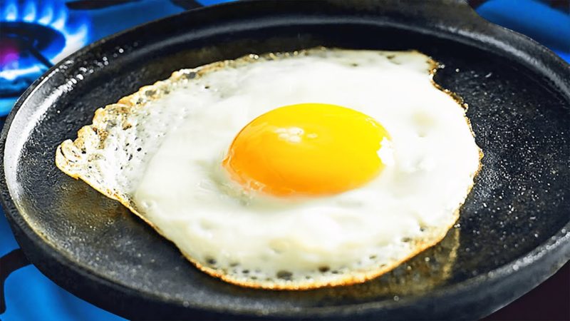 Greșeala periculoasă pe care o facem când prăjim ouă