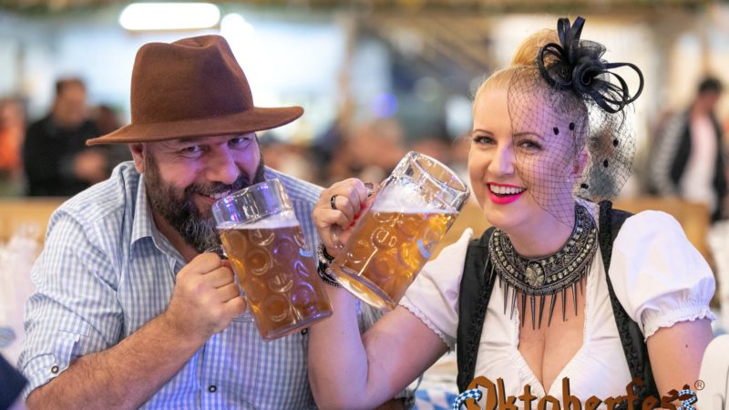 Românii schimbă data la Oktoberfest. Distracția cu bere începe la Brașov