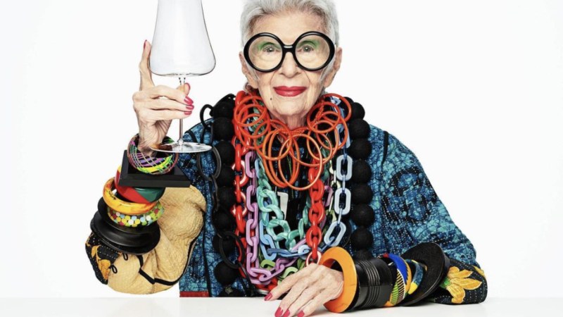 Cea mai în vârstă fashionistă, Iris Apfel, a împlinit un secol