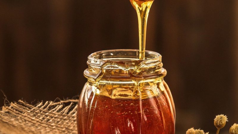 Curiozități neștiute despre miere. Cine bea miere cu vin la nuntă va fi protejat de rele