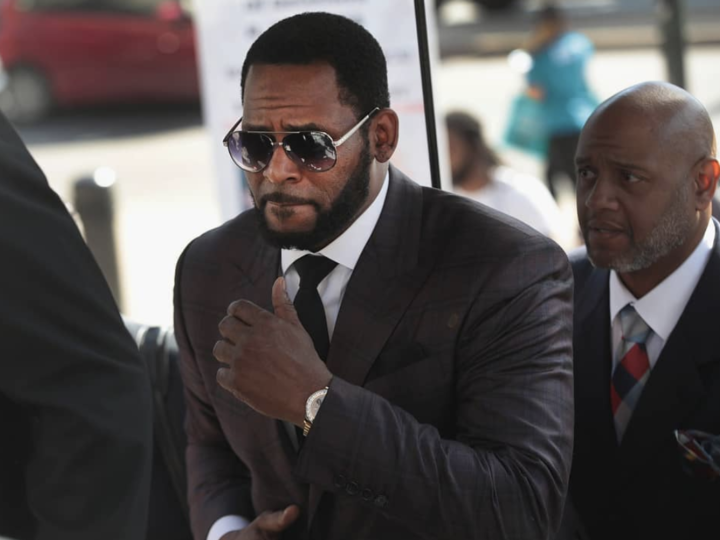 Superstarul R. Kelly va sta după gratii toată viața, pentru abuz sexual. Moment istoric