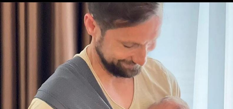 Critici dure pentru Dani Oțil pentru felul în care își ține bebelușul. Poza de la care a pornit scandalul, AICI