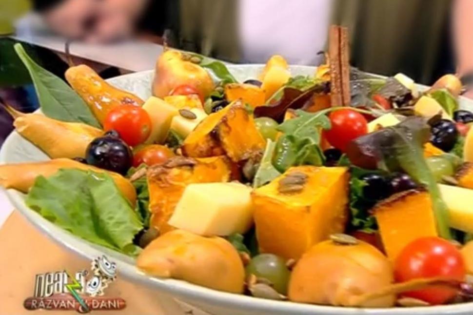 Salată din fructe de toamnă cu legume și brânzeturi