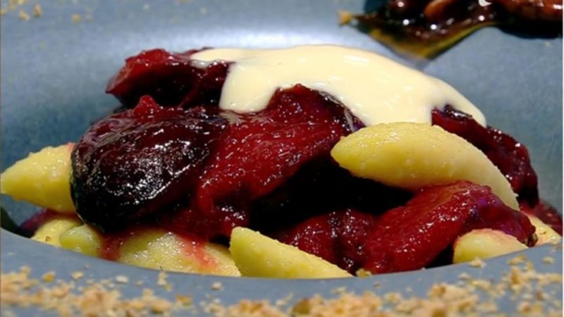 Cel mai bun desert de toamnă: cu prune, paste și budincă de vanilie