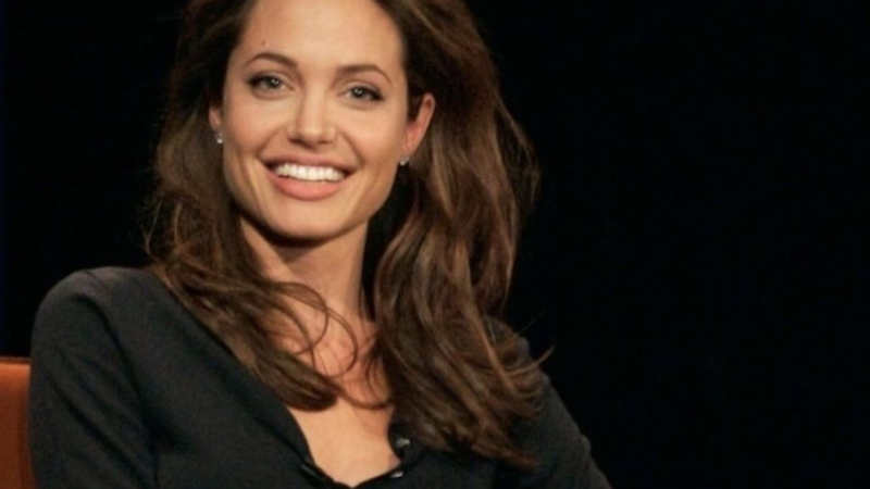 Angelina Jolie își ia revanșa. Cu ce personaj a fost surprinsă la masă!