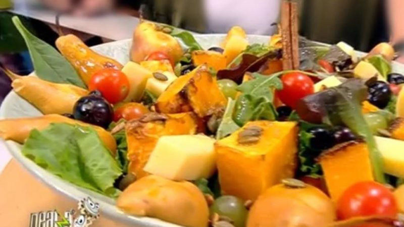 Salată din fructe de toamnă cu legume și brânzeturi