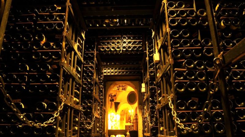 Localul unde puteți savura cele mai vechi vinuri din lume. Pivnița a supraviețuit celui de-al Doilea Război Mondial