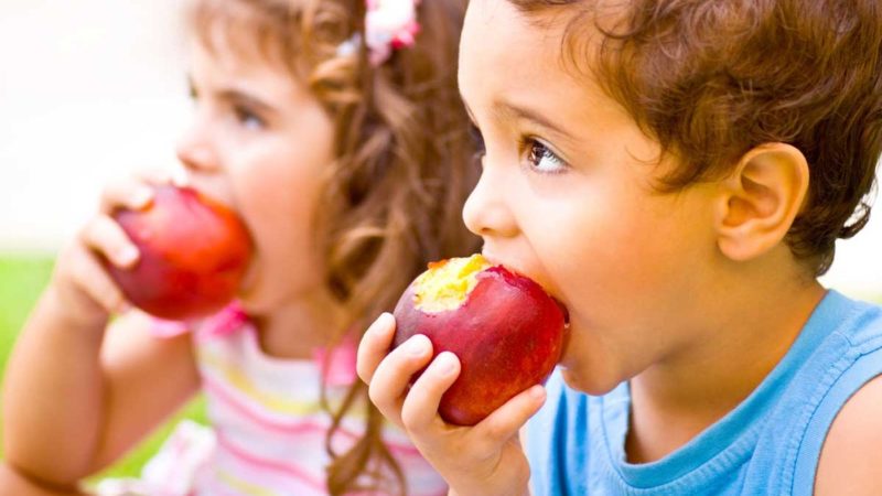 Cele mai bune soluții pentru a-i deprinde pe cei mici cu alimentele sănătoase