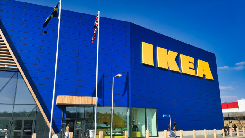 O blondă la IKEA: Intră acest dulap în mașina mea? Răspunsul te va face să râzi cu lacrimi!