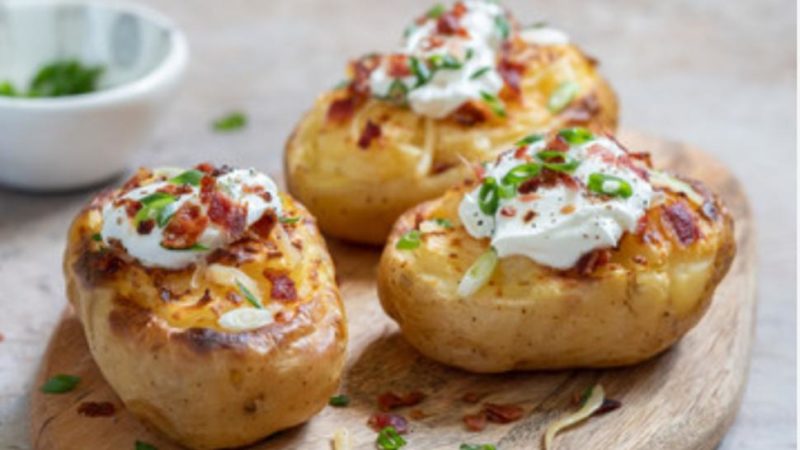 Rețeta rapidă cu care ajungi la inima oricui! „Vraja” cartofilor umpluți cu brânzeturi, pentru o cină în doi