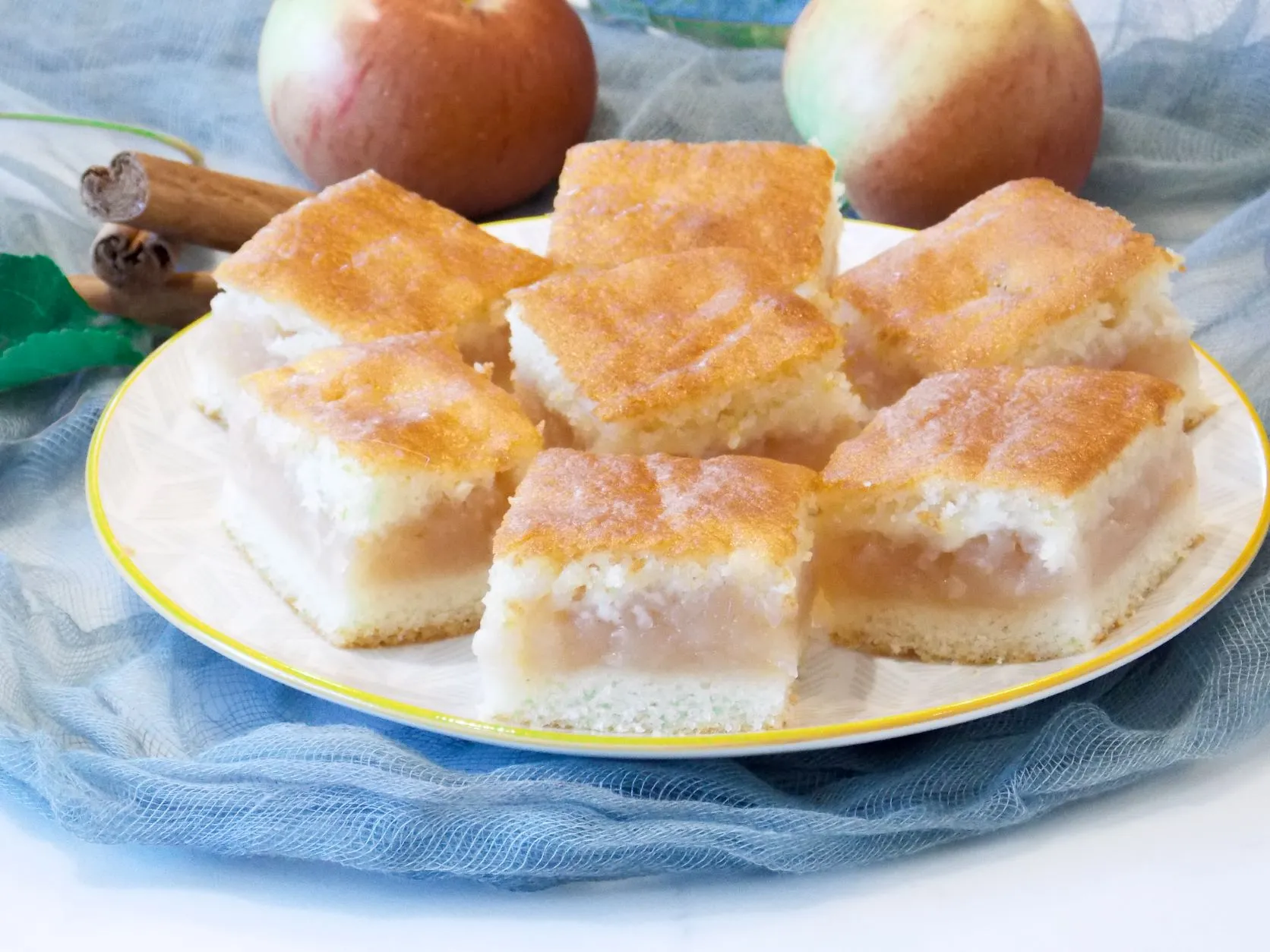Desertul care se mănâncă în secunda în care e gata: Prăjitură turnată cu mere