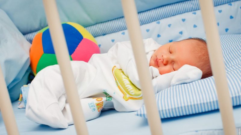 Trucuri utile pentru mămicile de bebeluși. Cât de des trebuie tăiate unghiile