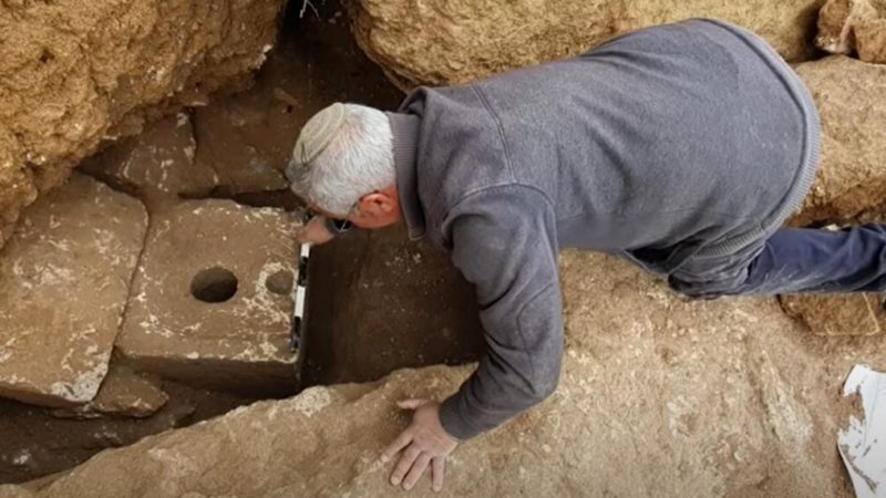 Ce vor să afle arheologii de la cea mai veche toaletă de lux. Are 2700 de ani