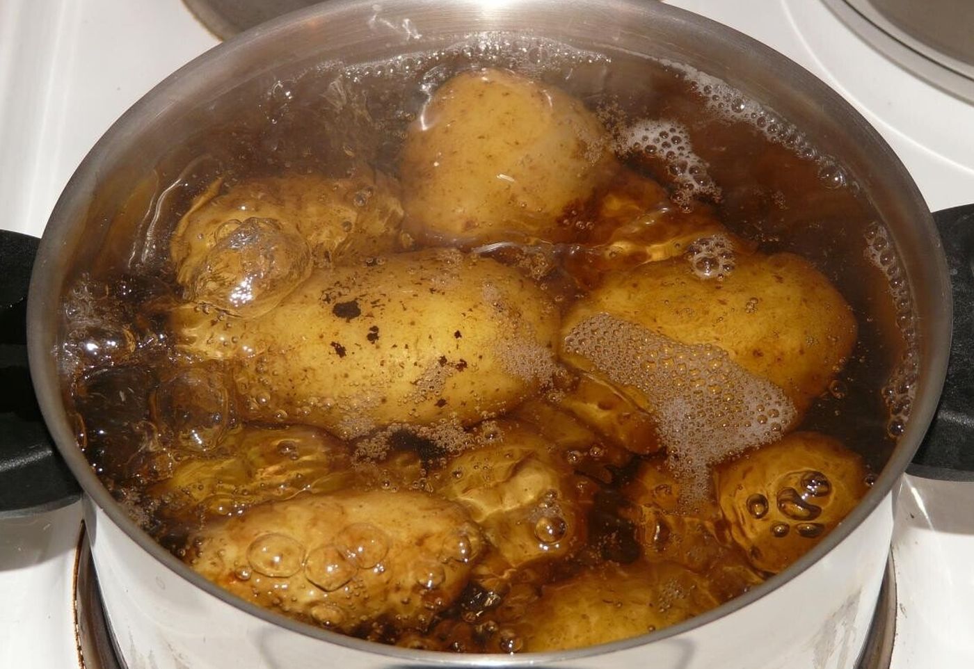 Apa în care au fiert cartofii nu se aruncă. Vă este de un mare ajutor