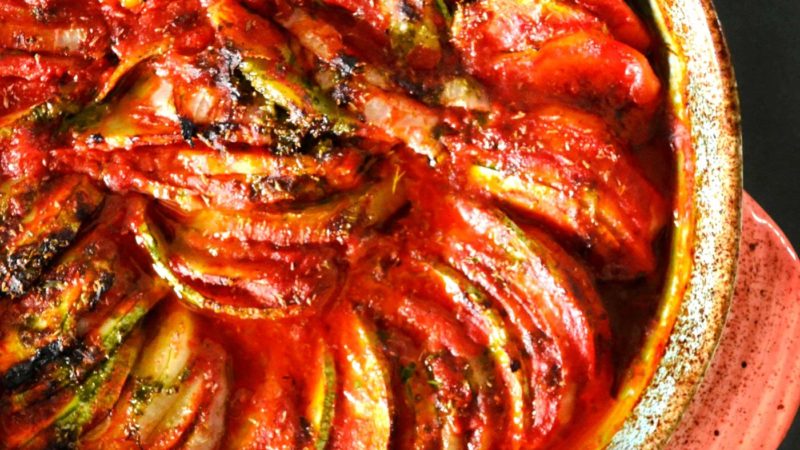 Un preparat grecesc extraordinar: Briam cu cartofi și dovlecei. E de post, dar îl vei pregăti des